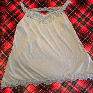 XL tank. Only wore to try on, it’s too big. Smoke free home